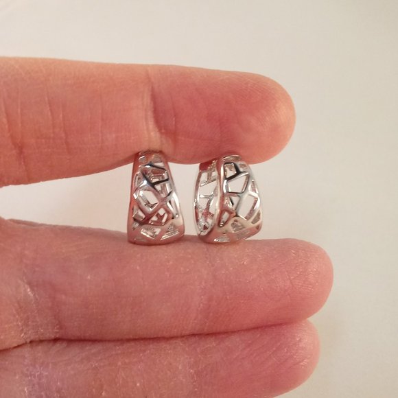 18K White Gold Filled Carved Hoop Earrings 14mm Women's Party Gift - Picture 2 of 3